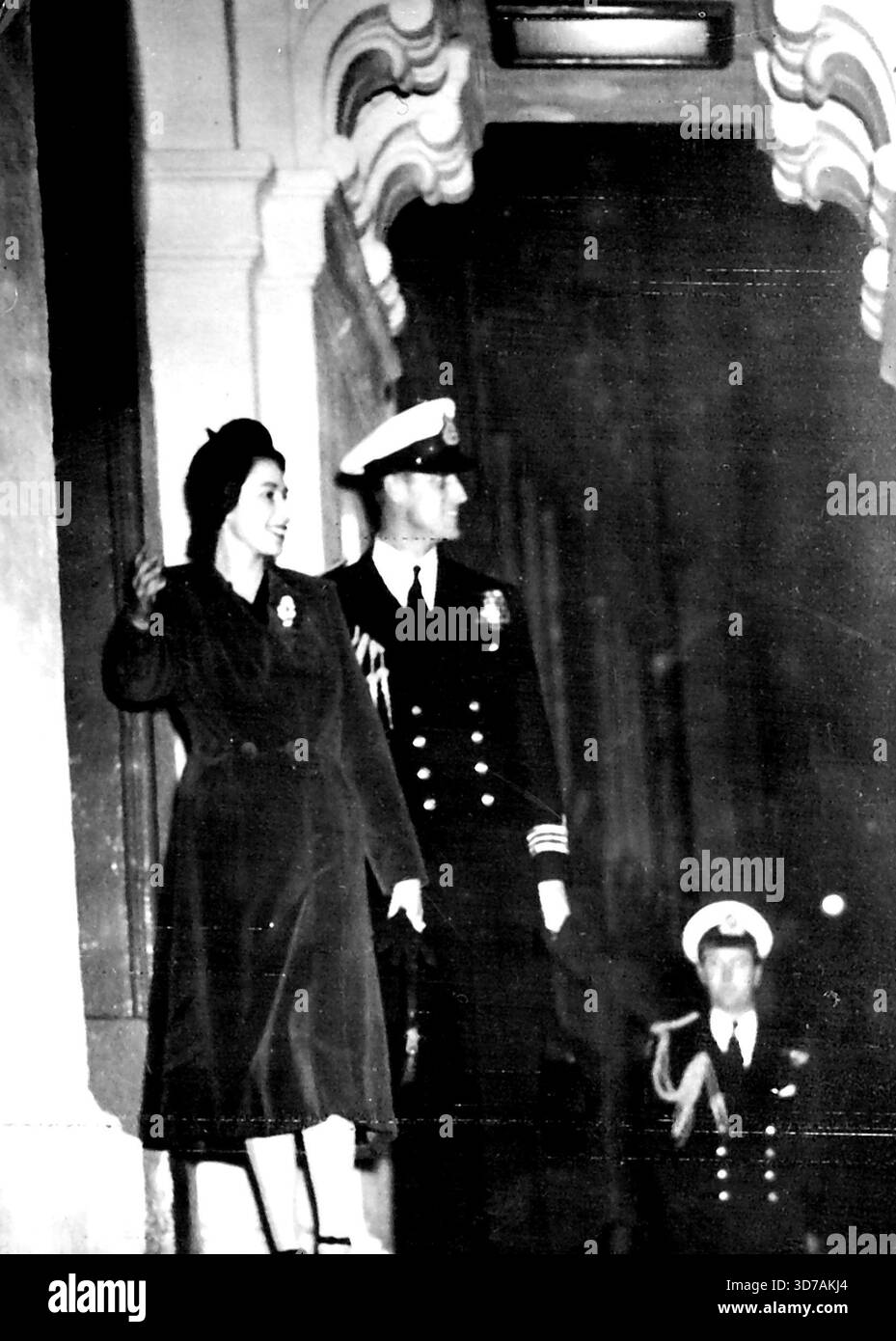 La princesse Elizabeth arrive à Malte -- la princesse Elizabeth, accompagnée de son mari le duc d'Édimbourg, fait des vagues à la foule acclamée qui l'a accueillie à son arrivée à la Villa Guardamangia, Malte, aujourd'hui 25 novembre. La princesse Elizabeth a quitté l'aéroport de Londres ce matin pour rejoindre le prince Philip à Malte. Plus tard, ils visiteront la Grèce. 25 novembre 1940. (Photo d'Associated Press photo). Banque D'Images