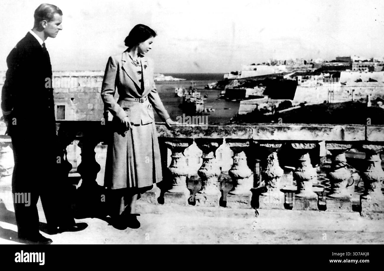 Royal pair View Valetta décor -- la princesse Elizabeth de Grande-Bretagne et le duc d'Édimbourg vue sur le port de Velveeta et une partie de la ville depuis le toit de la villa Guardamangia à jour novembre 23. La princesse s'est envolée pour se joindre à son mari de mer pour leur deuxième anniversaire de mariage il y a trois jours. 23 novembre 1949. (Photo par photo de presse associée). Banque D'Images