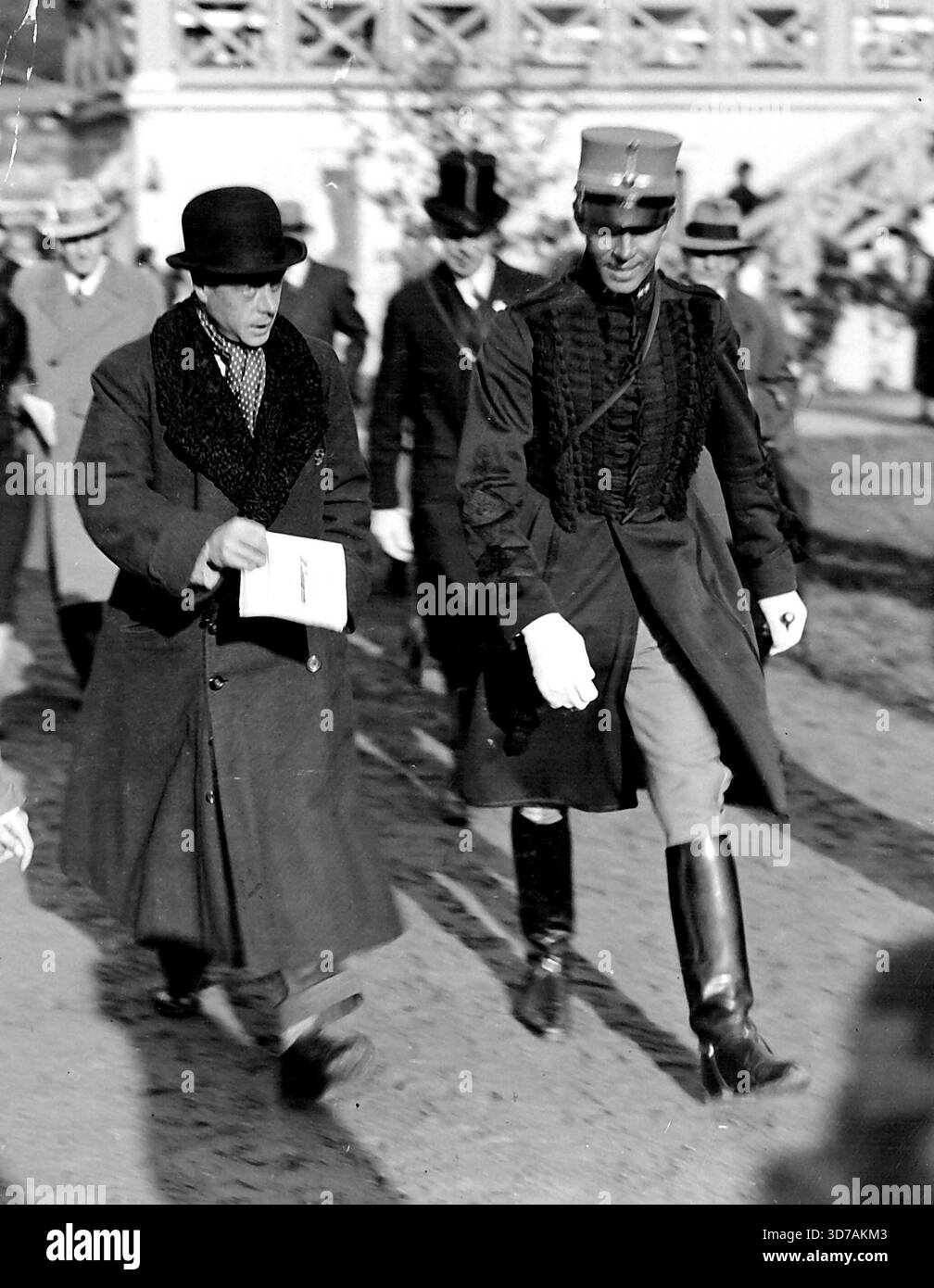 La Princesse de Stockholm les Princes ont visité les courses d'Ulriksdal dimanche et le prince de Galles est ici vu en quittant le paddock avec le prince Gustaf Adolf. 03 octobre 1932. Banque D'Images