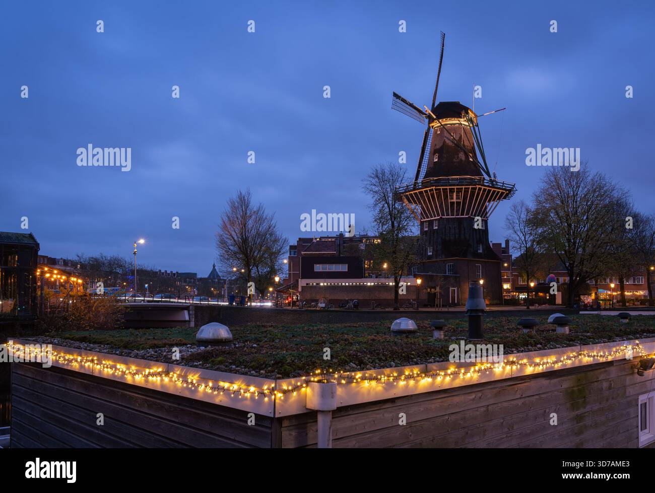 Soirée d'hiver à Amsterdam avec un moulin à vent néerlandais classique pendant la saison de Noël Banque D'Images