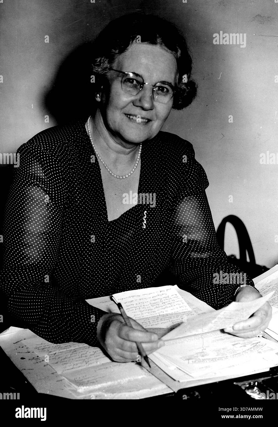 Femme présidente du British Trades Union Congress -- Mlle Florence Hancock, présidente du British Trades Union Congress, photographiée à son bureau à transport House, Smith Square, **** , S. W. London Siège de la T. U. C. ***** Âgée de 55 ans, Mlle Hancock prononcera son adresse résidentielle au Congrès des syndicats à Margate (Kent) en septembre - le deuxième ***** Pour ce faire dans les 80 ans de la T. U.U.C.***** Une autre femme était Dames Anne Loughlin en 1943. Mlle Hancock travaillait dans une usine de lait condensé ***** un enfant de douze ans, pour se garder, deux frères **** a sis Banque D'Images