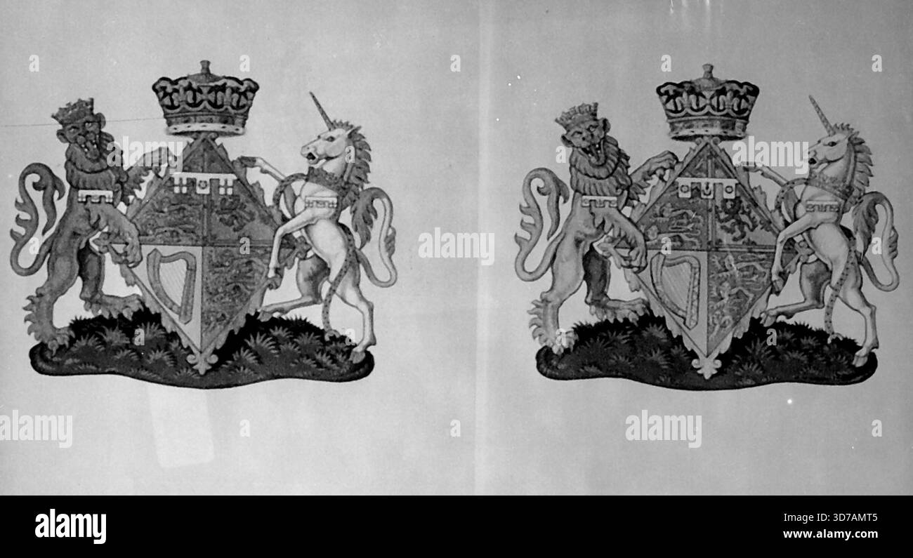Armoiries de la princesse. Les armoiries de la princesse Elizabeth et de la princesse Margaret, photographiées au Royal College of Heraldry. Les armoiries de la princesse Elizabeth Alexandra Mary - à gauche - portent la rose Tudor. Celle de la princesse Margaret Rose, le chardon. 14 juillet 1944. Banque D'Images