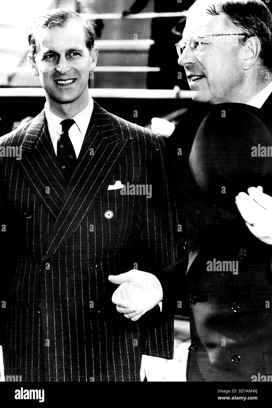 Duke - Olympics Bound - en Suède. Le duc d'Édimbourg avec le roi Gustaf Adolf après que le duc soit arrivé ici à bord du yacht Patricia de la maison Trinity. Le duc, qui se rend aux Jeux Olympiques d'Helsinki, effectue une visite de quatre jours en Suède. Il doit arriver à Helsinki le samedi 26 juillet. 22 juillet 1952. Banque D'Images