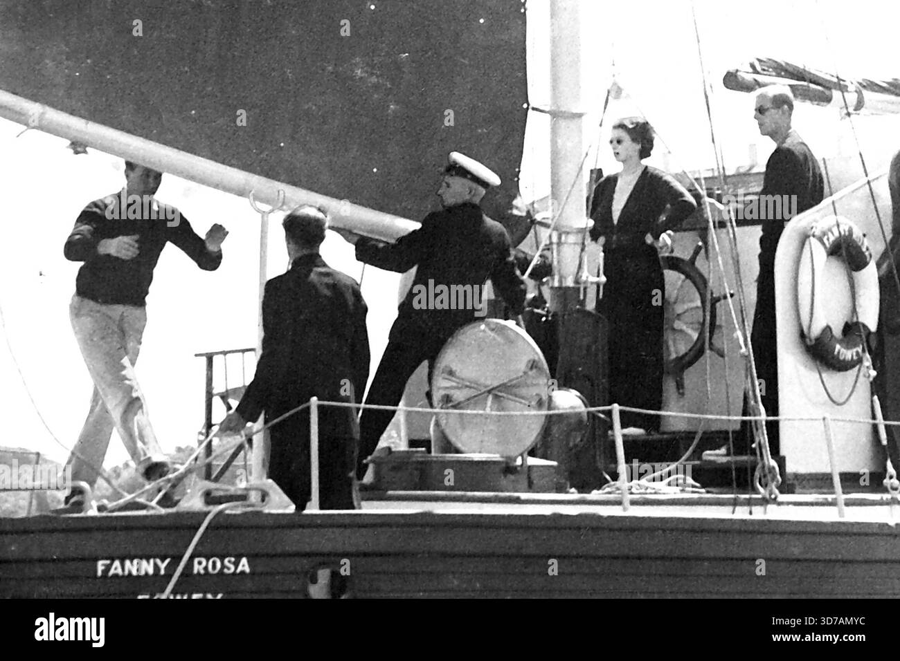 Princesse Elizabeth à Cowes -- princesse Elizabeth, vêtue de pantalons, avec le duc d'Édimbourg (à droite) à bord du yacht du général Browning 'Fanny Rosa' d'où ils ont regardé la course au large de Cowes au jour le jour. La princesse Elizabeth et le duc d'Édimbourg ont regardé la course de yacht dans laquelle leur bateau 'Bluebottle' a pris part, au large de Cowes au jour (jeudi). 04 août 1949. (Photo de Reuterphoto). Banque D'Images