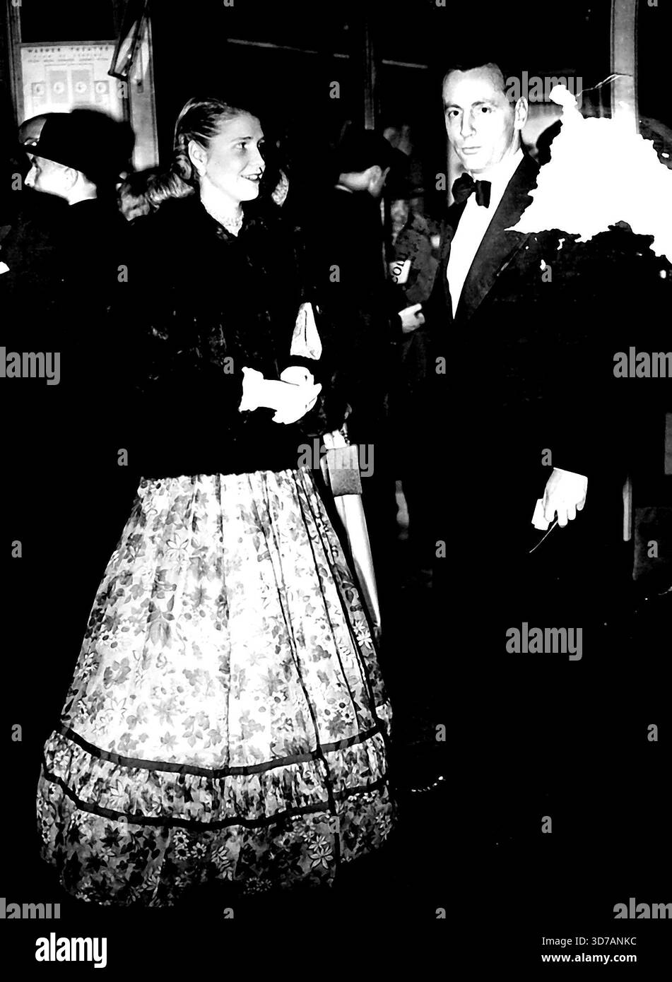 Sharman Douglas au ***** Sharman Douglas, (fille de l'ambassadeur des États-Unis) discutant avec Mr. William Douglas Home, qui a écrit la pièce, au Warner Theatre ce soir (vendredi). 17 mai 1949. (Photo de LNA). Banque D'Images
