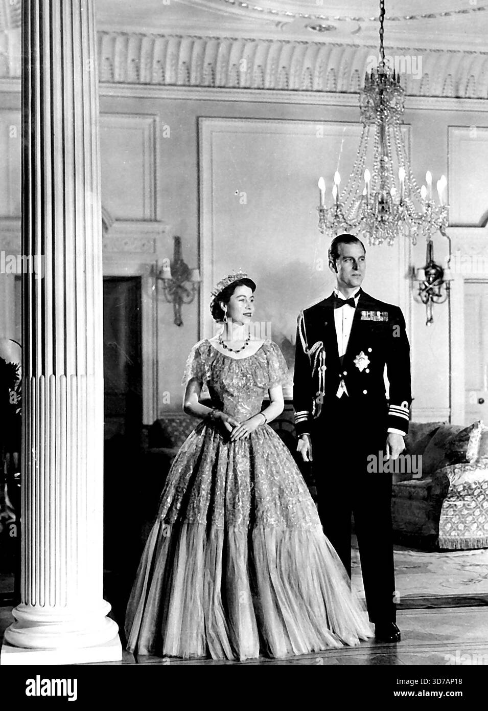 H.M. la reine Elizabeth la deuxième et H.R.H. le duc d'Édimbourg -- cette étude de portrait prise dans la salle de dessin de Clarence House montre sa Majesté portant une robe de tulle gris fumée et de balle de dentelle, aiguille avec fil d'argent. Le collier de saphir et de diamant était un cadeau de mariage du roi tardif, le tiara de diamant de la reine Mary, et le bracelet de diamant du duc d'Édimbourg. Son altesse Royale porte la robe de mess de la Marine royale avec la ceinture et l'insigne de l'ordre du jarretière. 12 janvier 1955. (Photo de Camera Press Ltd.). Banque D'Images