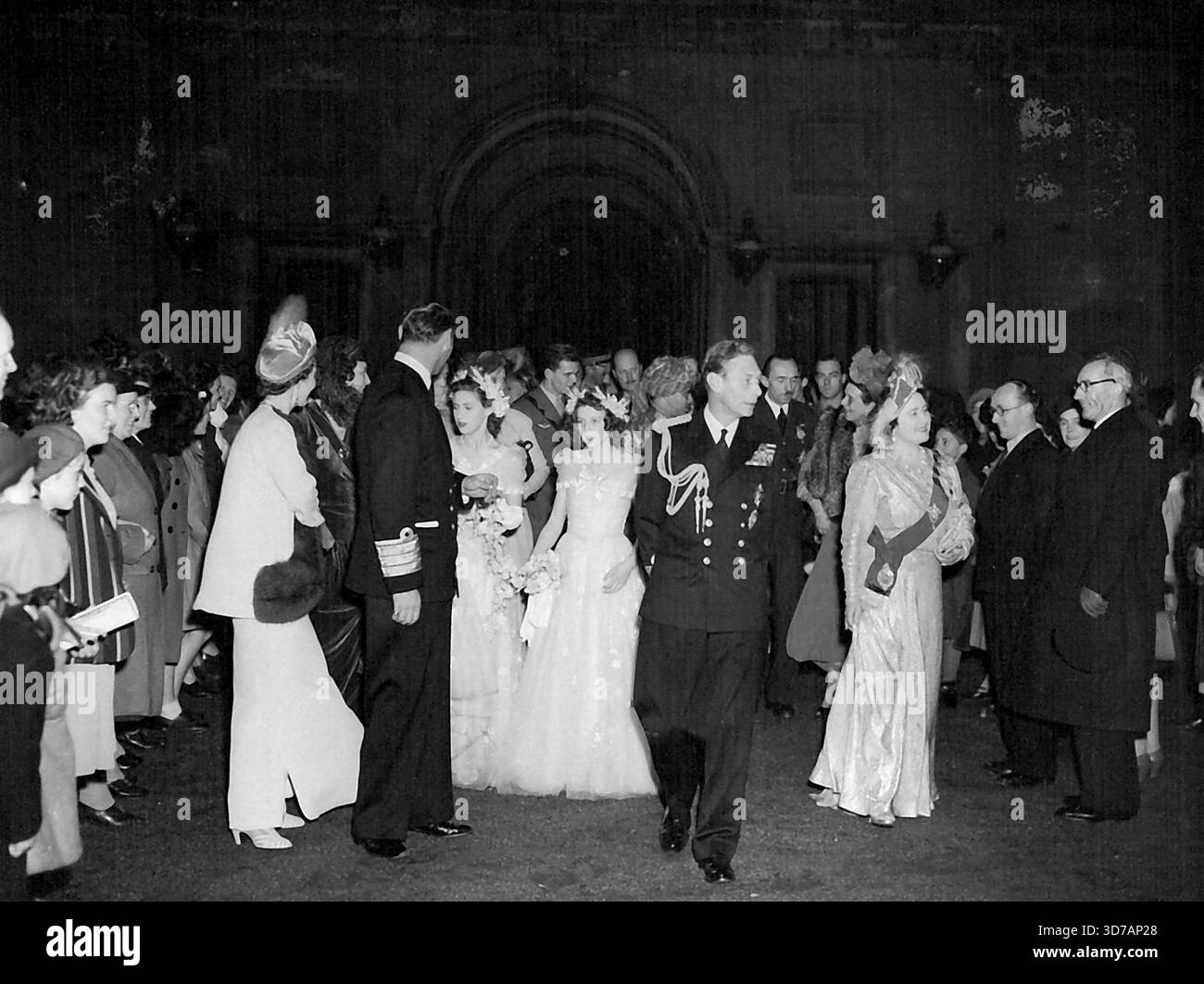 Le couple royal part pour la lune de miel - le roi et la reine avec Frederik et la reine Ingrid (tournant à gauche pour sourire à la princesse Margaret et la princesse Alexandra de Kent). Retour au Palace après avoir dit au revoir au couple lune de miel. La famille royale et son invité se rendirent plus tard à Waterloo. La Reine porte l'écharpe de l'ordre de la Jarretière. La princesse Elizabeth et son époux, le duc d'Édimbourg (l'ancien lieutenant Phillip Mountbatten) ont conduit en procession à travers des foules farouchement acclamantes de Bukingham Palace à Waterloo Station en route vers Broadlands, Hampshire, le roi et la reine et Ot Banque D'Images