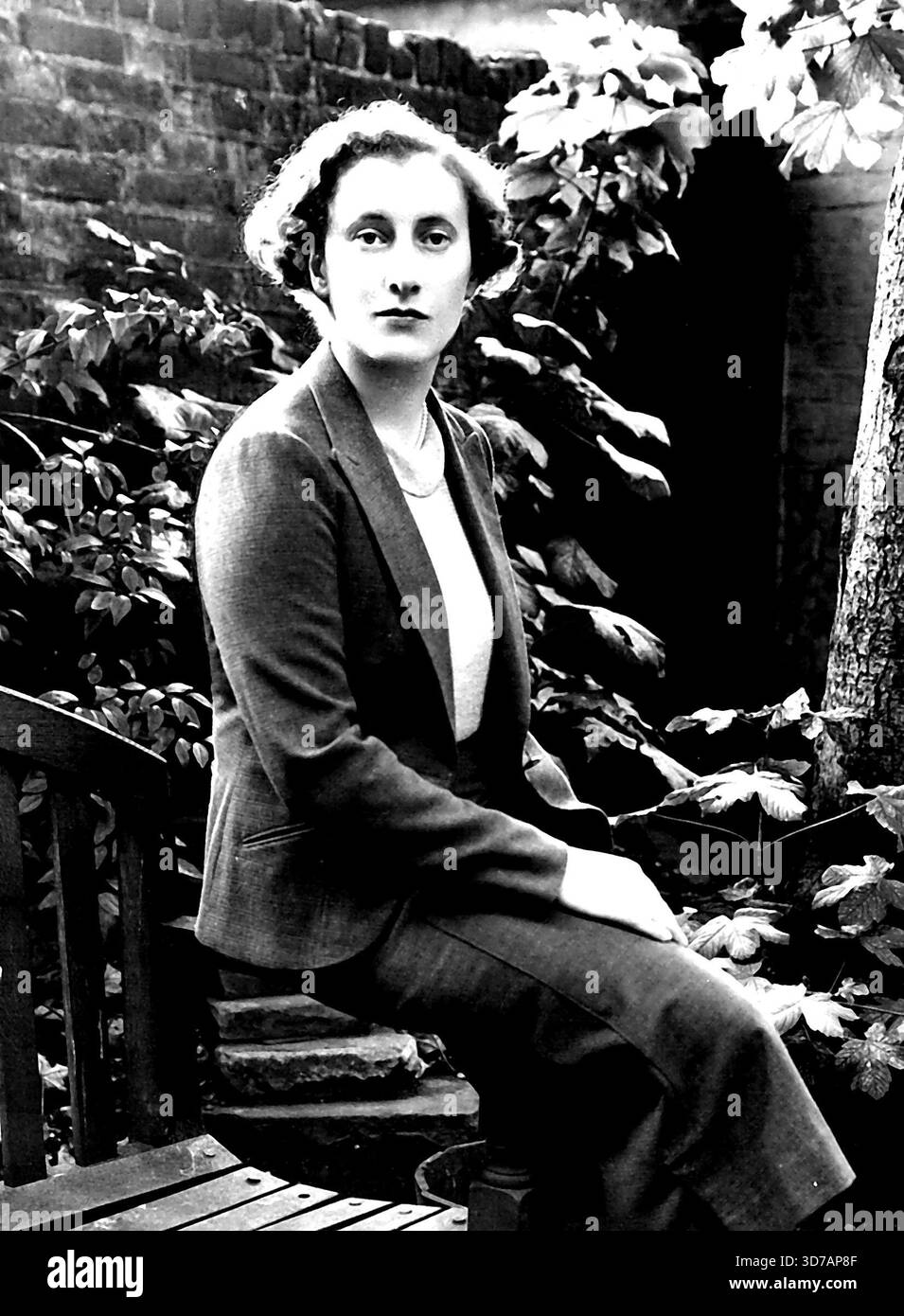 ***** Sœur de Lady Oxford à mer ***** Secrétaire privé parlementaire du ministre.MRS Nancy Gates -- fille cadette de feu Sir Charles Tennant, Bt, et de MRS Geoffrey Lubbock, de Glenconner, North Berwick, épouse le capitaine T.L. Dugdale, député fils unique de Mr. et MRS James Lionel Dugdale, de Crathorne Hall, Yorkshire. 26 octobre 1936. (Photo de Bassano Ltd.). Banque D'Images