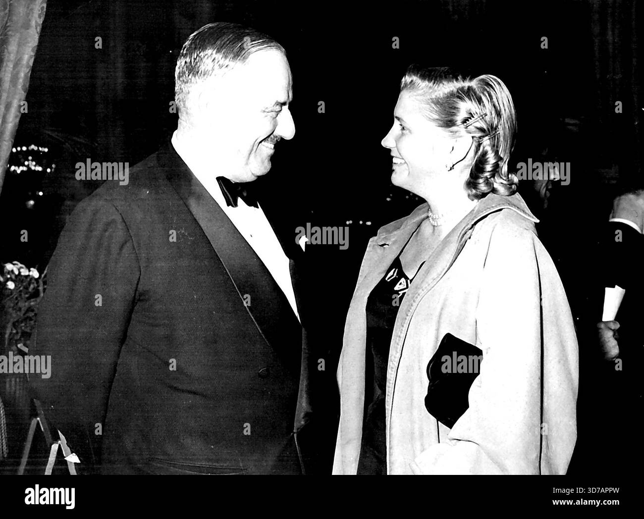 British Society se révèle pour Movie PremiereNothing Sleepy regardant ce couple joyeux. Ils sont Lord Dudley et Miss Sharman Douglas, fille d'un ancien ambassadeur des États-Unis en Grande-Bretagne. Un avant-première à minuit à Londres mardi du film « It's Always Fair Weather » a été l'occasion d'une participation scintillante de la British Society et de la scène folk. Lateness of the Hour, cependant, a pris son péage parmi le public, où un certain nombre de têtes somnolentes hochant la tête ont été vues pendant la diffusion du film. 12 octobre 1955. (Photo de Evening Standard). Banque D'Images