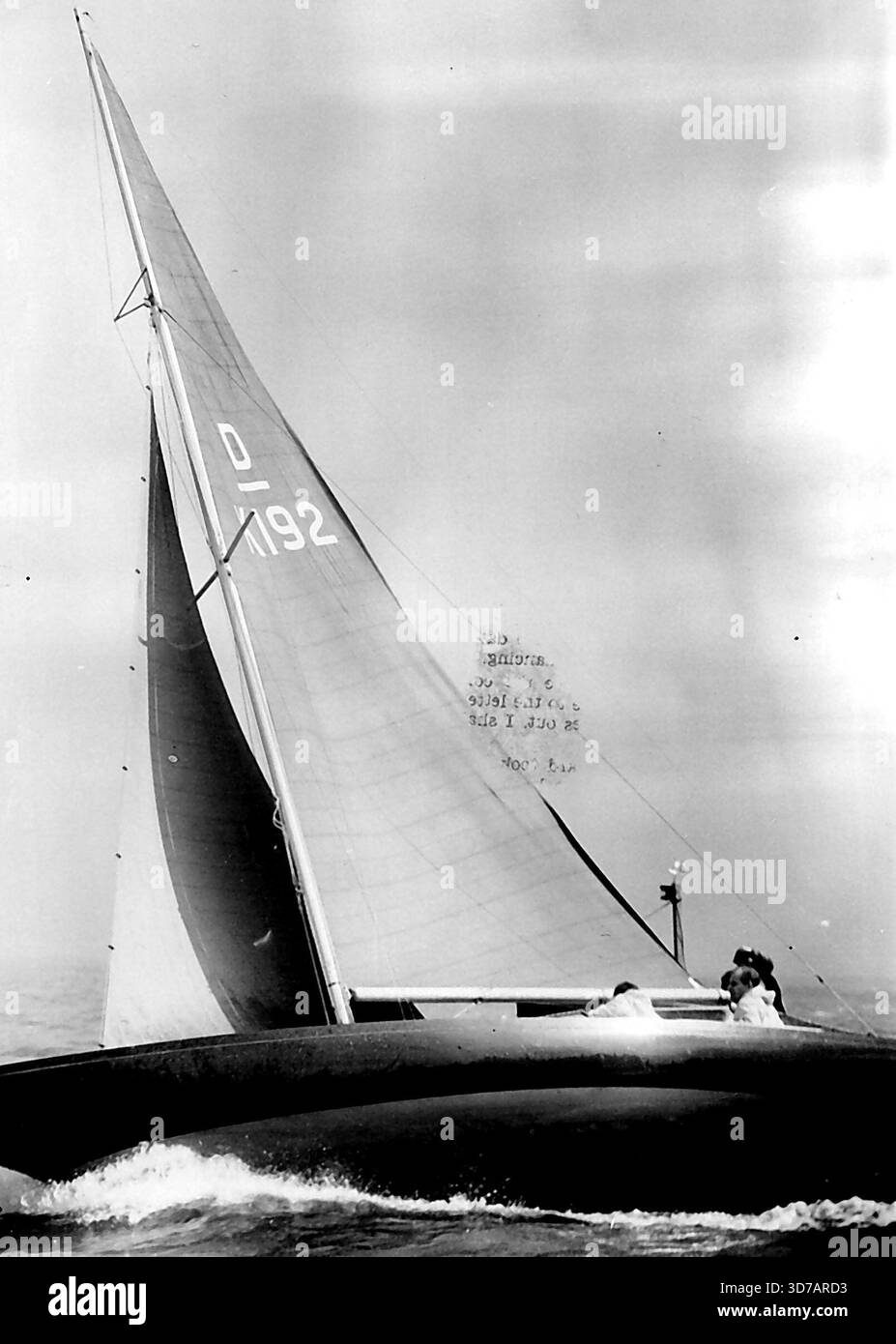 Cowes Regatta -- le duc d'Édimbourg dans son yacht Bluebottle se déroute à Cowes. Il a été forcé de se retirer de la course en raison des lancements de moteurs qui se mettent en route au début de la course, puis un peu plus tard, l'incursion de Bluebottle a été emporté, laissant le duc avec des voiles principales seulement. 4 août 1953. (Photo par Daily Mail Contract Picture). Banque D'Images