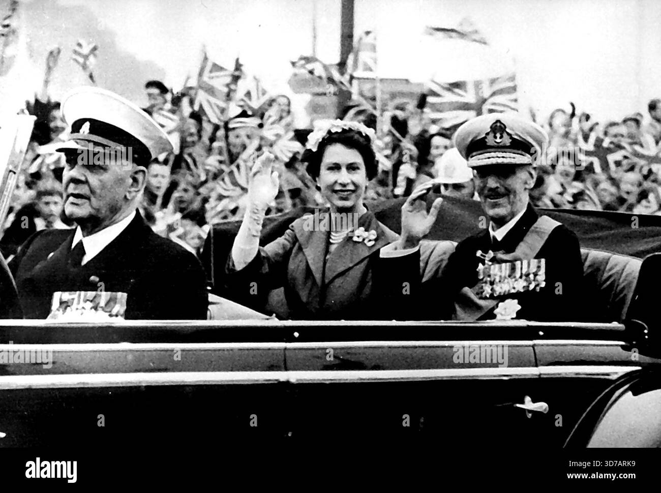 La Reine visite la Norvège -- S.M. la Reine Elizabeth avec le Roi Haakon âgé de 83 ans conduisant au Palais Royal après l'arrivée à Oslo. S.M. la reine Elizabeth et le duc d'Édimbourg ont reçu un accueil chaleureux lorsqu'ils sont arrivés à Loso, en Norvège, à bord du yacht royal « Britannia » lors de leur visite d'État de trois jours. 25 juin 1955. (Photo de Sport & General Press Agency Limited). Banque D'Images