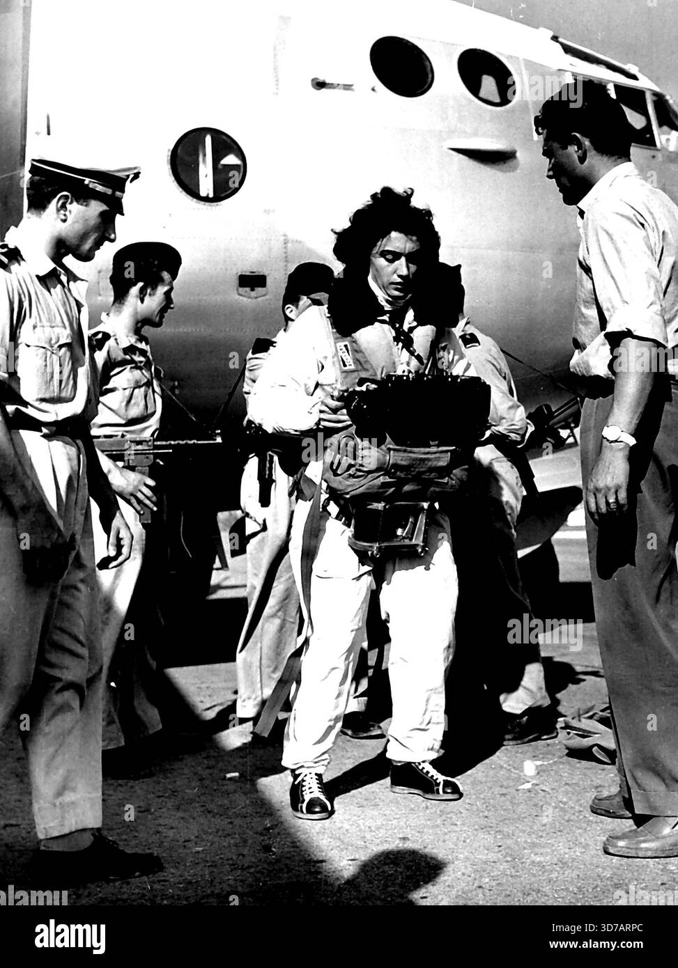 La 'Flying Model' pour battre le record du monde - la jeune Colette Duval, se prépare avant le décollage à l'aéroport de Cannes pour tenter de battre le record du monde du saut en parachute libre. Elle a exécuté une chute en parachute libre de 8,150 mètres (environ 270 pieds) ouvrant son parachute à seulement 300 mètres (10 pieds) au-dessus de la mer, dans laquelle elle est malheureusement tombée. On ne sait pas encore si le jeune "mannequin volant", a battu le record du monde, après cet incident qui a été fait il y a quelques jours par la française Odette Rousseau. 29 août 1955. (Photo de United Press photos). Banque D'Images