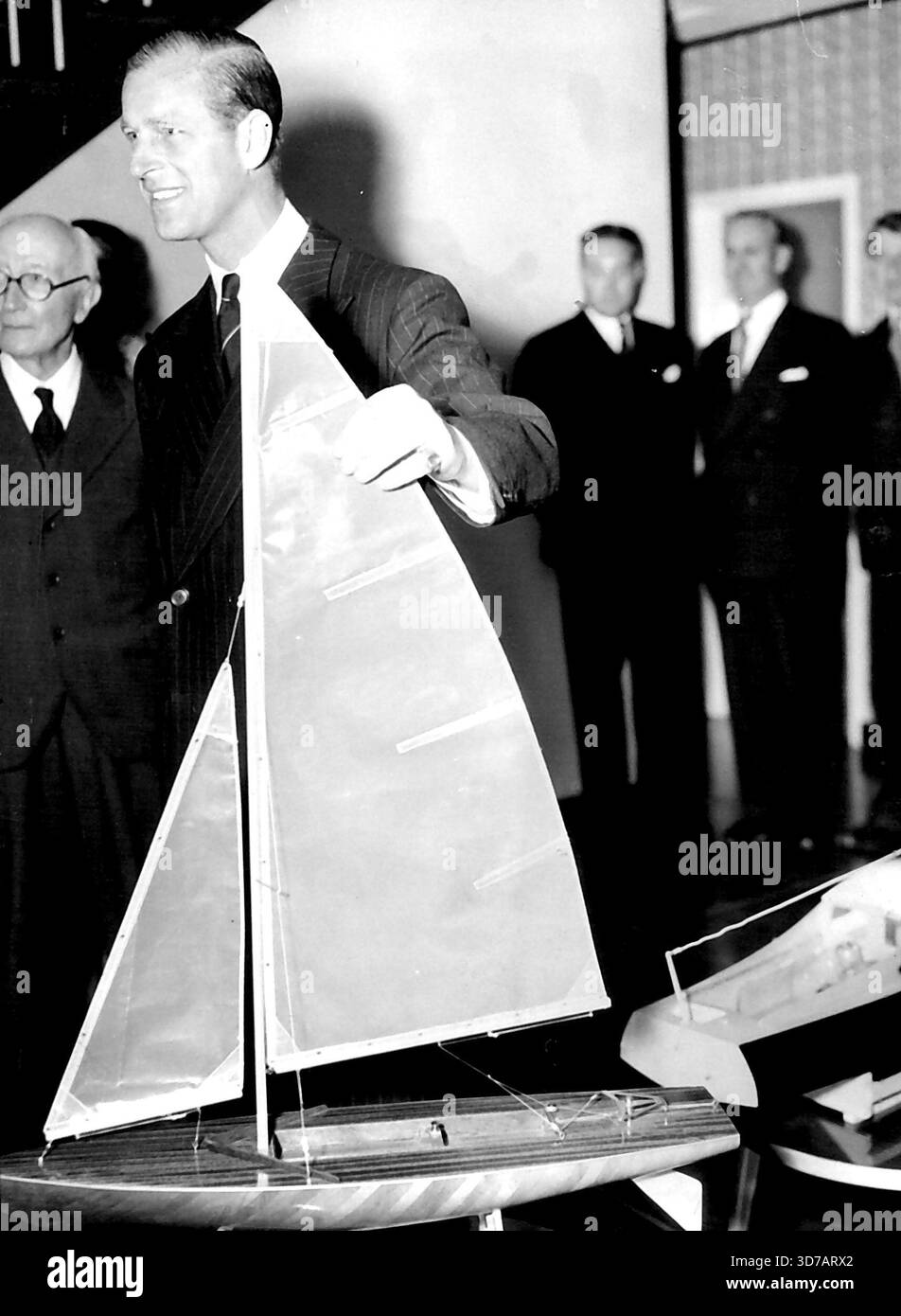 Duke visite le planteur de résine synthétique Duke détient le modèle de son yacht "Bluebottle" qui lui a été présenté par la firme pour Princess Anne.le duc d'Édimbourg aujourd'hui 20 avril a volé en hélicoptère lors d'une visite à Aeroresearch, Ltd, à Duxford, Cambridge.la société produit un certain nombre d'adhésifs spéciaux, y compris le métal-métal "Redux" utilisé dans un certain nombre de célèbres avions britanniques.D'autres produits comprennent des résines pour conférer la résistance à l'humidité au papier et la résistance aux plis aux textiles. 02 avril 1955. (Photo BIPPA) Banque D'Images