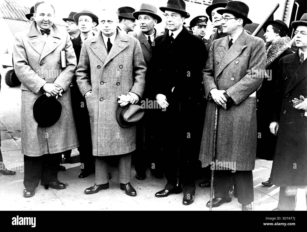 La mission allemande arrive. Une photographie prise à Croydon juste après l'arrivée de la Mission allemande. De gauche à droite : Dr Dieckhoff, directeur du département politique du ministère allemand des Affaires étrangères, qui accompagnait Herr von Ribbentrop à Londres, Herr von Ribbertrop, Herr von Hoesch et le prince Otto von Bismarck. 06 avril 1936. Banque D'Images