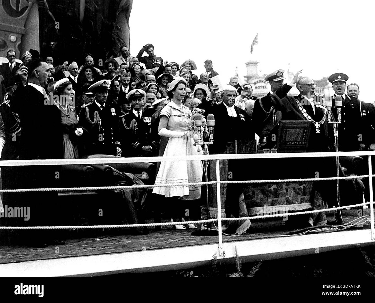 Le Premier Ministre de la Nouvelle-Zélande, M. S. G. Holland (main levée), dirige trois acclamations pour la Reine. 31 décembre 1953. Banque D'Images