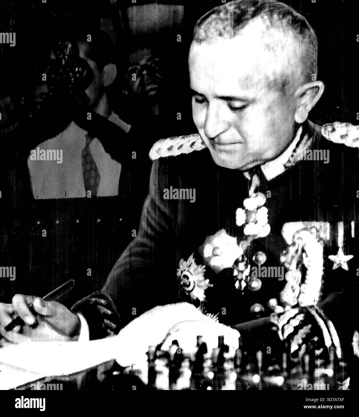 Président brésilien inauguré -- Gen. Eurico Gaspar Dutra signe le registre officiel inaugural pour culminer les cérémonies au Palais Tiradentes, Rio de Janeiro, au cours desquelles il a été installé comme 16e Président du Brésil Jan. 31. Cette photo a été transmise par radio de Rio de Janeiro et reçue à New York Jan. 31. 04 avril 1947. (Photo d'Associated Press Radiophoto). Banque D'Images