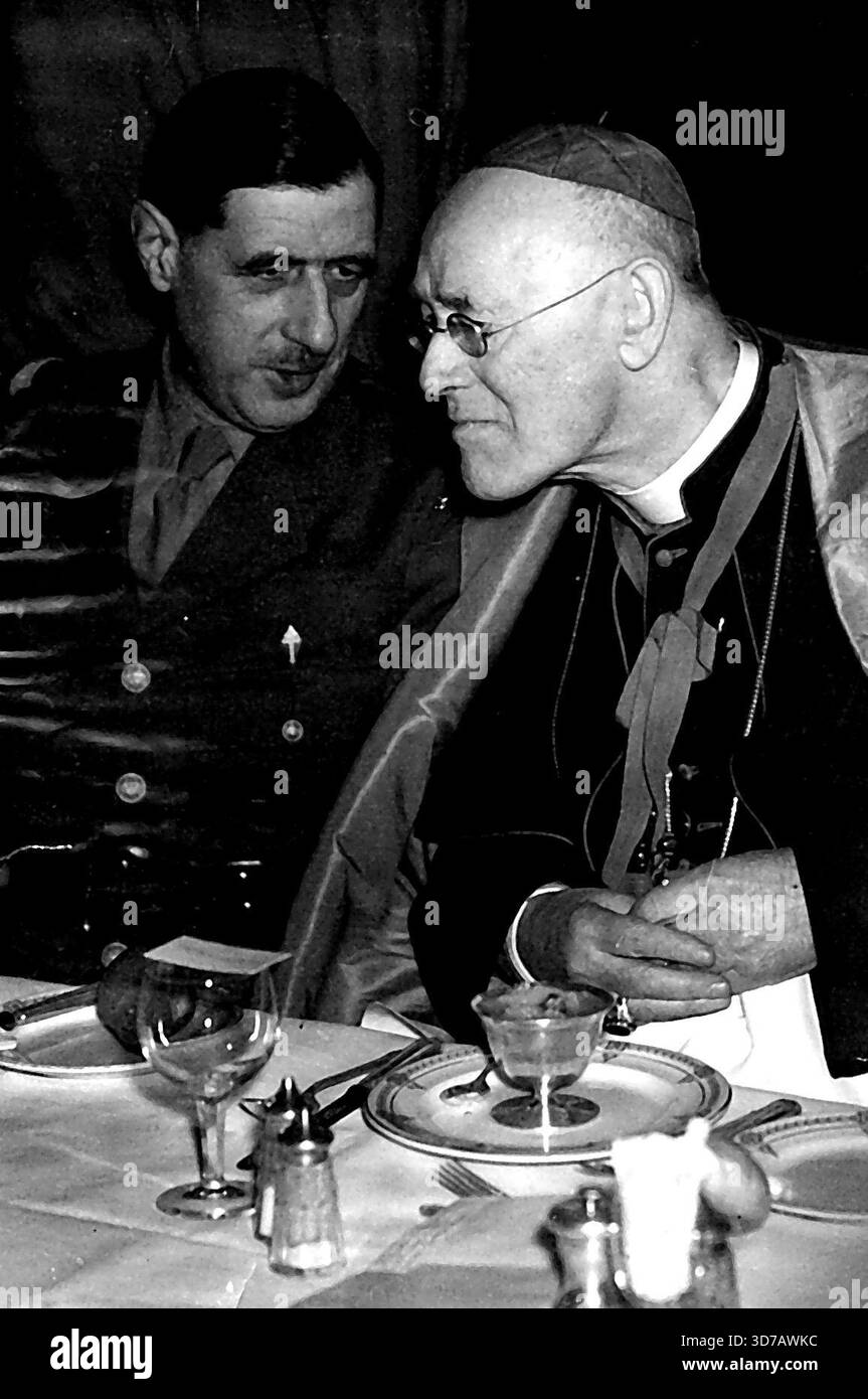 Le général de Gaulle et le Cardinal Hinsley discutent ensemble au déjeuner à Londres aujourd'hui -- le général de Gaulle a quitté le commandant en chef des Forces françaises libres, photographié en discutant avec le Cardinal Hinsley, l'Archevêque de Westminster, lors du déjeuner littéraire de Foyle où ils étaient tous deux invités à Londres aujourd'hui, le 9 janvier. 11 mars 1941. (Photo d'Associated Press photo) Banque D'Images