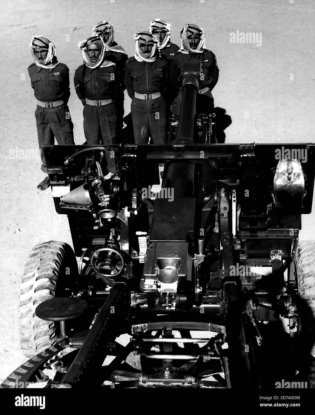 La Légion arabe -- on leur apprend à utiliser le fameux 25 livres britannique qui a remporté la bataille d'El Alamein. 4 août 1952. (Photo de Camera Press). Banque D'Images