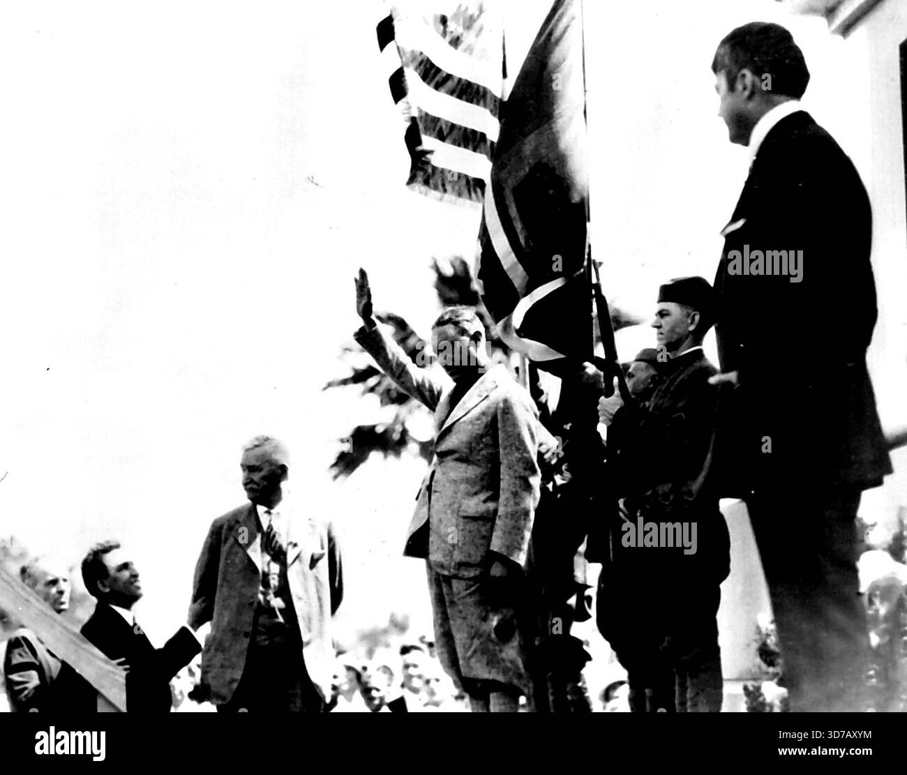 4 continent Flyer Now in TexasFrancesco de Pinedo, le voyageur italien qui vient d'arriver aux États-Unis sur son vol 4 continent depuis l'Italie, est montré s'adressant à la foule à Galveston où il a été érigé en l'honneur des héros texans de la guerre mondiale. La couronne et le monument se trouvent derrière de Pinedo. 6 avril 1927. (Photo par International Newsreel photo). Banque D'Images