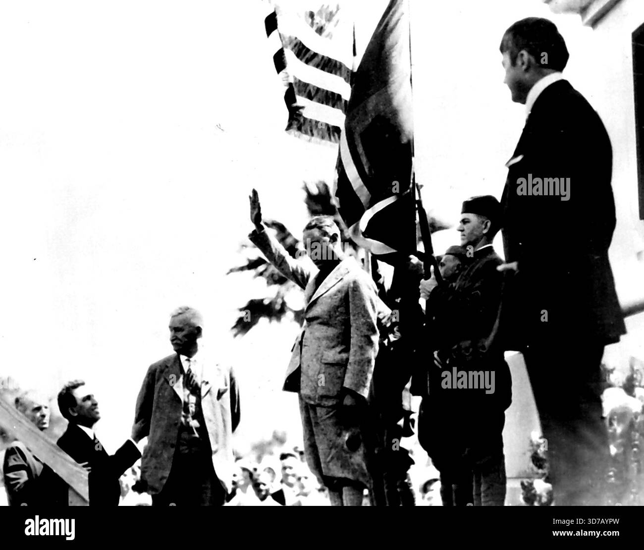 4 continent Flyer Now in TexasFrancesco de Pinedo, le voyageur italien qui vient d'arriver aux États-Unis sur son vol 4 continent depuis l'Italie, est montré s'adressant à la foule à Galveston où il a été érigé en l'honneur des héros texans de la guerre mondiale. La couronne et le monument se trouvent derrière de Pinedo. 6 avril 1927. (Photo par International Newsreel photo). Banque D'Images