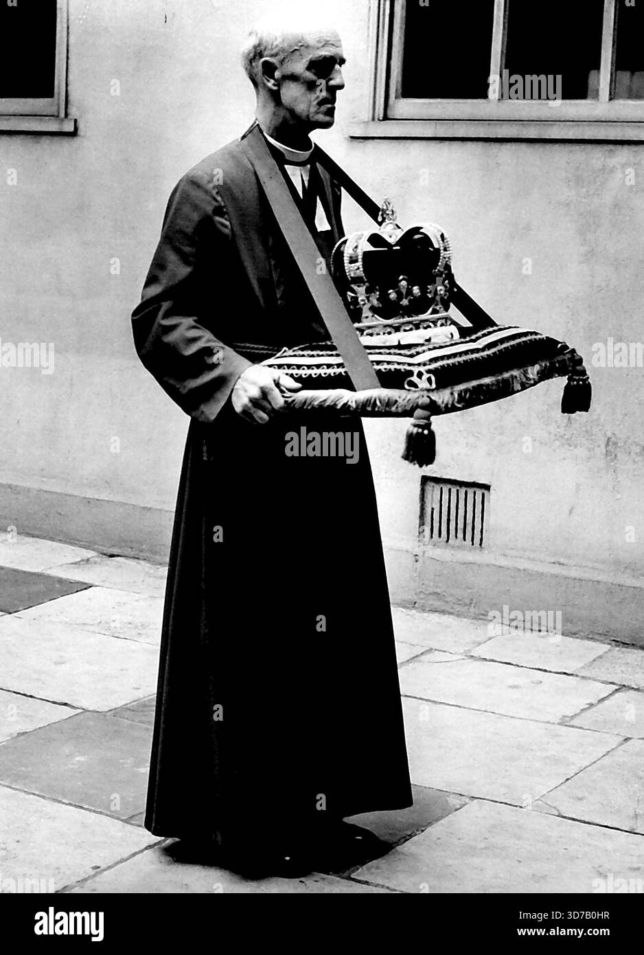 Couronnement Regalia à l'abbaye RehearsalIn la procession solennelle à l'abbaye de Westminster aujourd'hui, le doyen de Westminster, le très révérend Alan Campbell Don, a porté la couronne d'Edward lors d'une répétition de la procession des régalia qui fait partie de la cérémonie du couronnement. La couronne et les autres pièces de la Regalia utilisées étaient toutes des répliques. La couronne d'Edward est placée sur la tête de la reine lors de la cérémonie du couronnement, maintenant seulement dix jours plus tard. 23 mai 1953. Banque D'Images