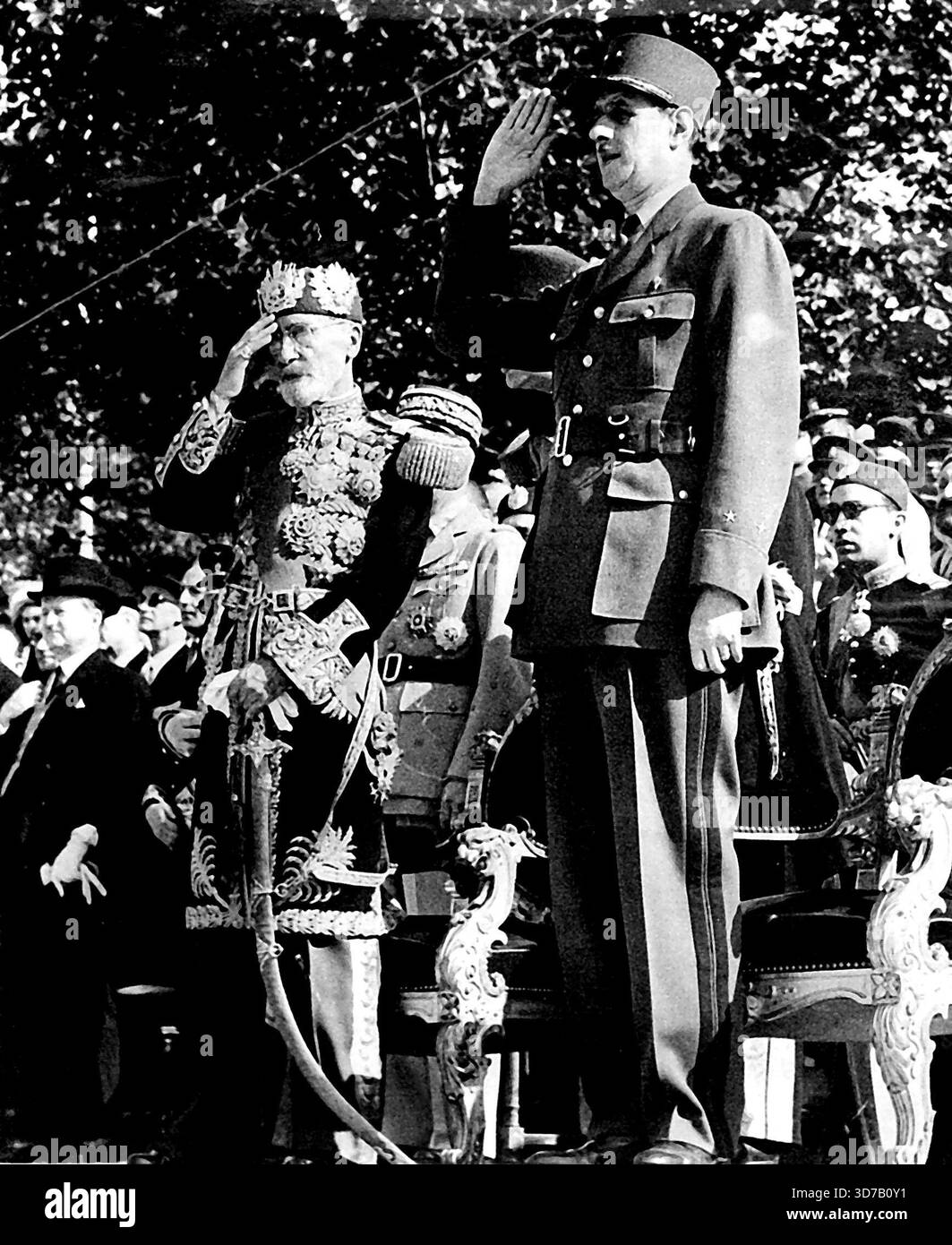 Célébrations du jour de la Bastille à Paris le général de Gaulle et la baie de Tunis à la base de salutation de la place de Bastille alors que le grand défilé défilait. Paris a tenu ses premières célébrations officielles du jour de la Bastille pendant six ans le 14 juillet, commémorant le 156 juillet. Anniversaire de la prise de la Bastille. Le général de Gaulle prit le salut lors d'un défilé qui incluait des Britanniques. Les troupes canadiennes, américaines et belges, ainsi que la danse, la danse et le retour se poursuivaient toute la nuit dans les rues de la capitale française. 16 juillet 1945. Banque D'Images