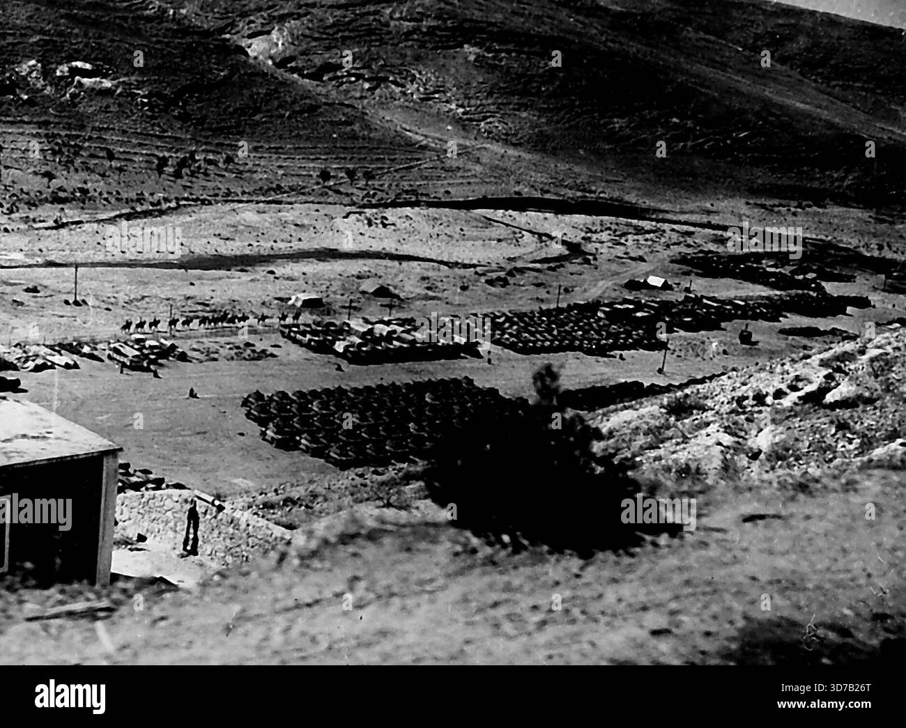 Camp de la Légion arabe à Ramalleh Jordanie -- du matériel mécanisé moderne de toutes sortes est stocké ici à l'air libre. 10 novembre 1950. (Photo de Camera Press). Banque D'Images