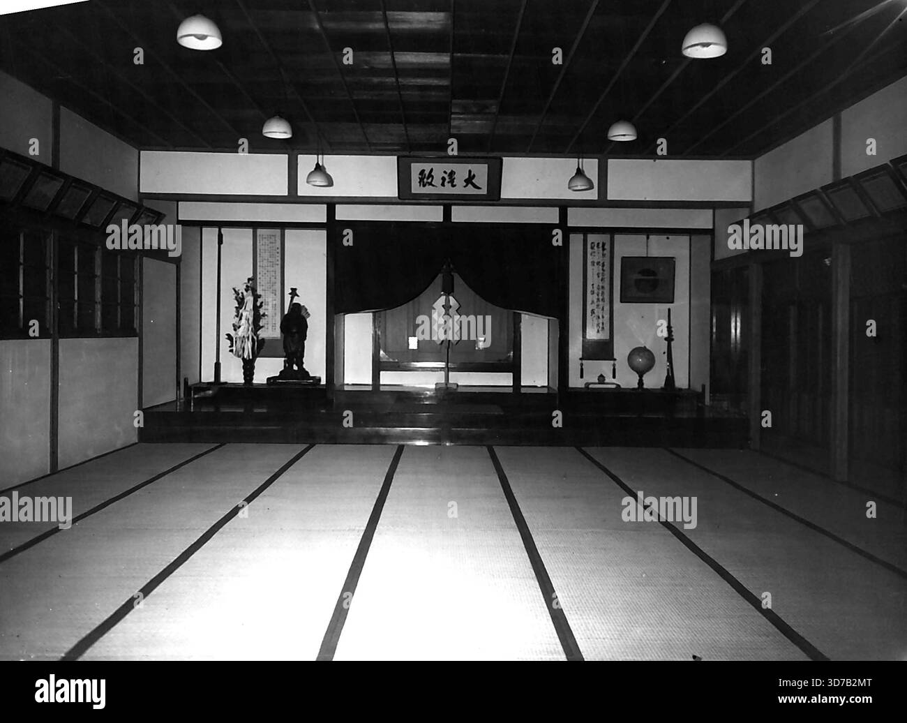 Hommage à la mémoire des morts des 45 nations - le thème de la salle du souvenir de M. Yokoyame : le Tairei-den, ou salle de salutation. Au centre, à l'extrémité de la salle, se trouvent deux étuis verticaux contenant les portraits de leurs Majestés, l'empereur et l'impératrice du Japon. Les alcôves de chaque côté sont accrochées avec des manuscrits sur lesquels sont écrits les édits de la déesse du soleil Amaterasu O-mikami et le premier empereur Jinmu. Les murs sont suspendus avec des parchements encadrés enregistrant les manuscrits impériaux émis depuis le début de l'ère Meiji. Tout cela symbolisait l'esprit de générosité universelle. M Banque D'Images