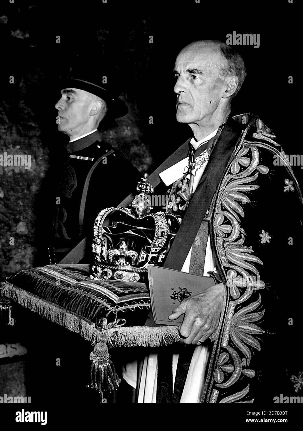 Le couronnement le doyen de Westminster, le très révérend Alan Campbell Don C.V.O. porte la couronne d'Edward dans la procession de couronnement Regalia à l'abbaye de Westminster ce matin le 2 juin. 09 juin 1953. Banque D'Images
