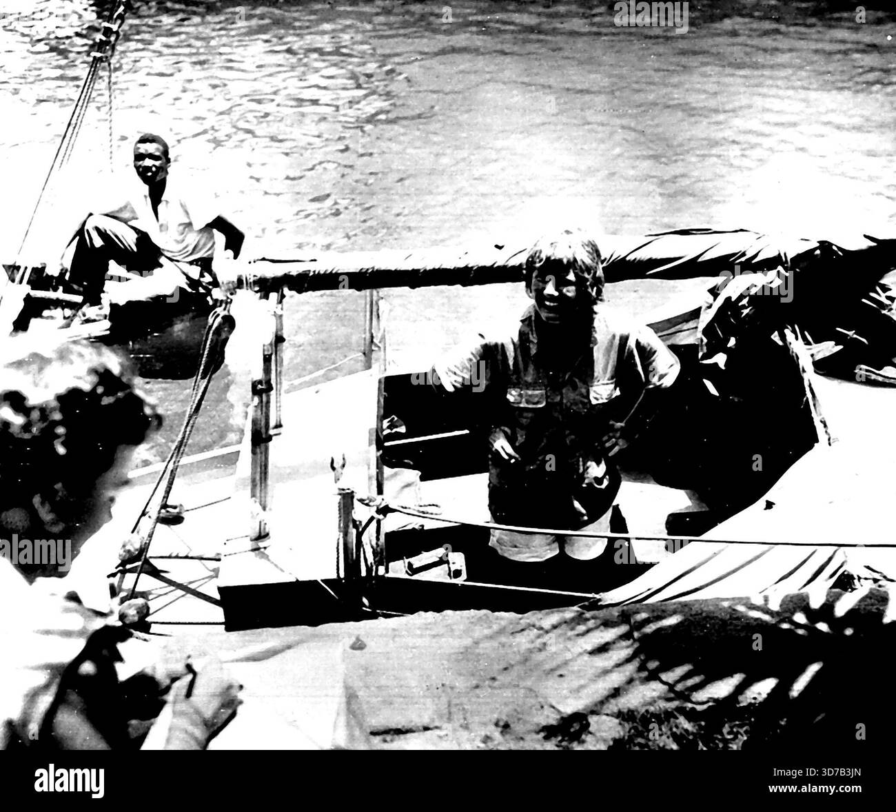 Femme Skipper navigue l'Atlantique dans 23 pieds Sloop -- MRS Ann Davidson, 38 ans, Gloucestershire, Angleterre, discute avec un journaliste à Nassau, Bahamas, vendredi après un voyage d'un an à travers l'Atlantique dans le sloop de 23 pieds Felicity Ann. Elle a été à la fois dérangée et secouée par les tempêtes pendant le long voyage. Son mari a été perdu de leur yacht au début d'un voyage dans l'Atlantique il y a quatre ans. Malgré cela, MRS Davidson était déterminé à faire le voyage et elle l'a fait, avec succès. 25 mai 1953. (Photo de AP Wirephoto). Banque D'Images