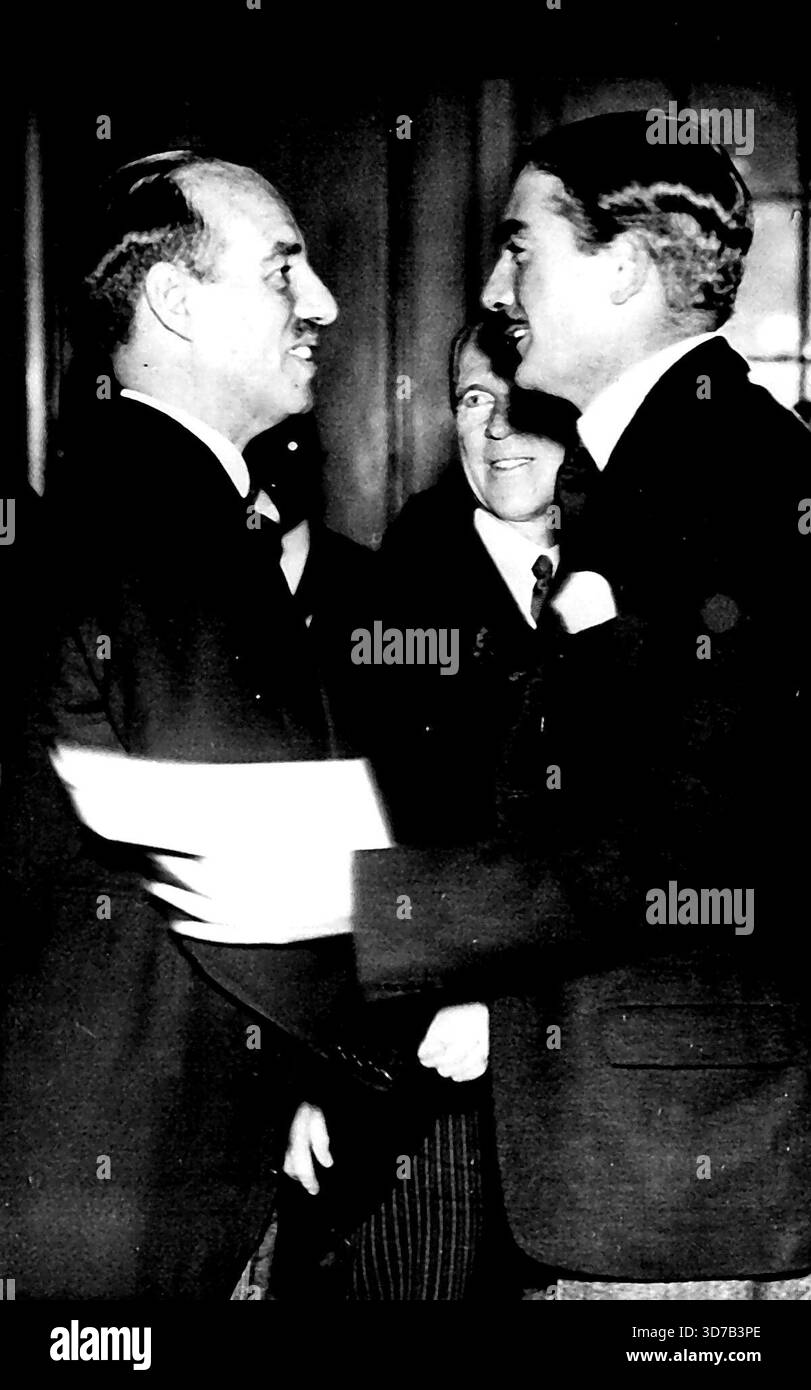 En toute confiance. Anthony Eden s'entretient avec l'ambassadeur belge Mr. Anthony Eden ayant une conversation confidentielle avec l'ambassadeur de Belgain Baron de Cartier de Marchenne, lors du déjeuner d'aujourd'hui.M. Van Zeeland, le premier ministre belge, qui se rend à Londres pour des conférences avec le ministre britannique des Affaires étrangères Anthony Eden, était l'invité d'honneur d'un déjeuner donné par le Comité britannique de la Chambre de commerce internationale à l'hôtel Savoy de Londres. 21 novembre 1936. Banque D'Images
