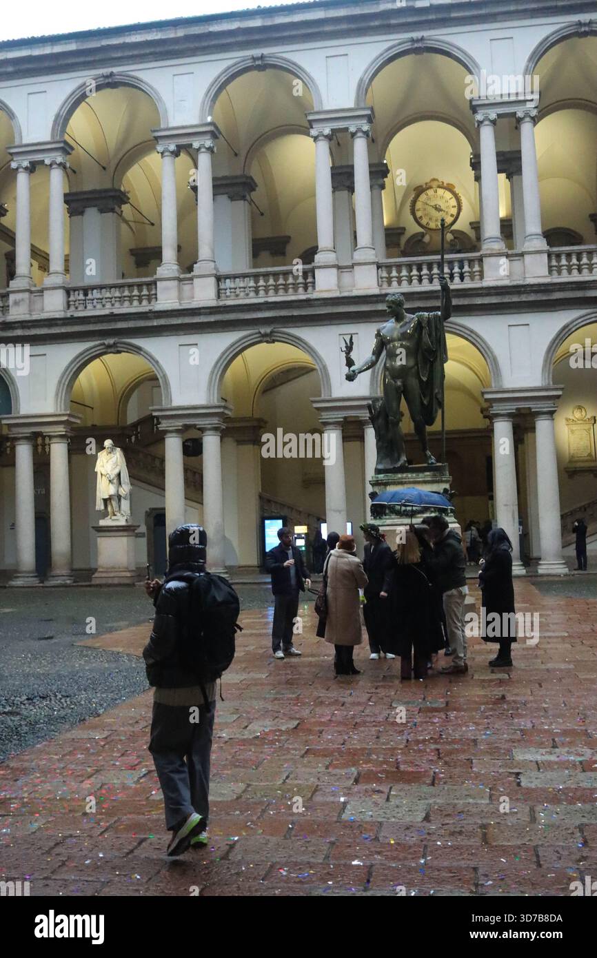 Milan, Italie. 24 novembre 2025. Milan (Italie), 11/24/2025 - Statue de Napoléon Bonaparte/Milan - la statue de Napoléon à Milan, connue sous le nom de ''Napoléon sous le nom de mars'', est une œuvre en bronze d'Antonio Canova, commandée par Napoléon et placée dans la cour de la Pinacothèque de Brera. La statue représente Napoléon comme mars, le pacificateur, et est une copie de la statue de marbre originale située à Londres. La statue a été placée à Milan en 1859, après plusieurs propositions pour son installation, et est actuellement l'un des principaux monuments culturels de la ville. (Foto : Edson de Souza/Thenews2/Zumapress) (crédit image : Banque D'Images
