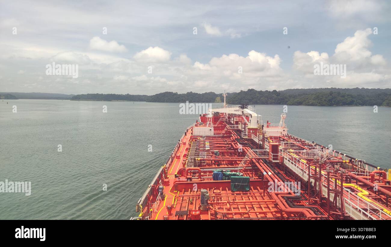 Navire passant dans la zone du canal de Panama Banque D'Images