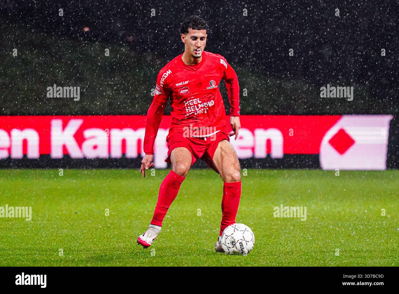 Helmond, pays-Bas. 24 novembre 2025. HELMOND, PAYS-BAS - 24 NOVEMBRE : Tarik Essakkati de Helmond Sport dribble lors du match néerlandais Keuken Kampioen Divisie entre Helmond Sport et Jong Ajax au GS Staalwerken Stadion le 24 novembre 2025 à Helmond, pays-Bas. (Photo de Gabriel Calvino Alonso/Orange Pictures) crédit : Orange pics BV/Alamy Live News Banque D'Images