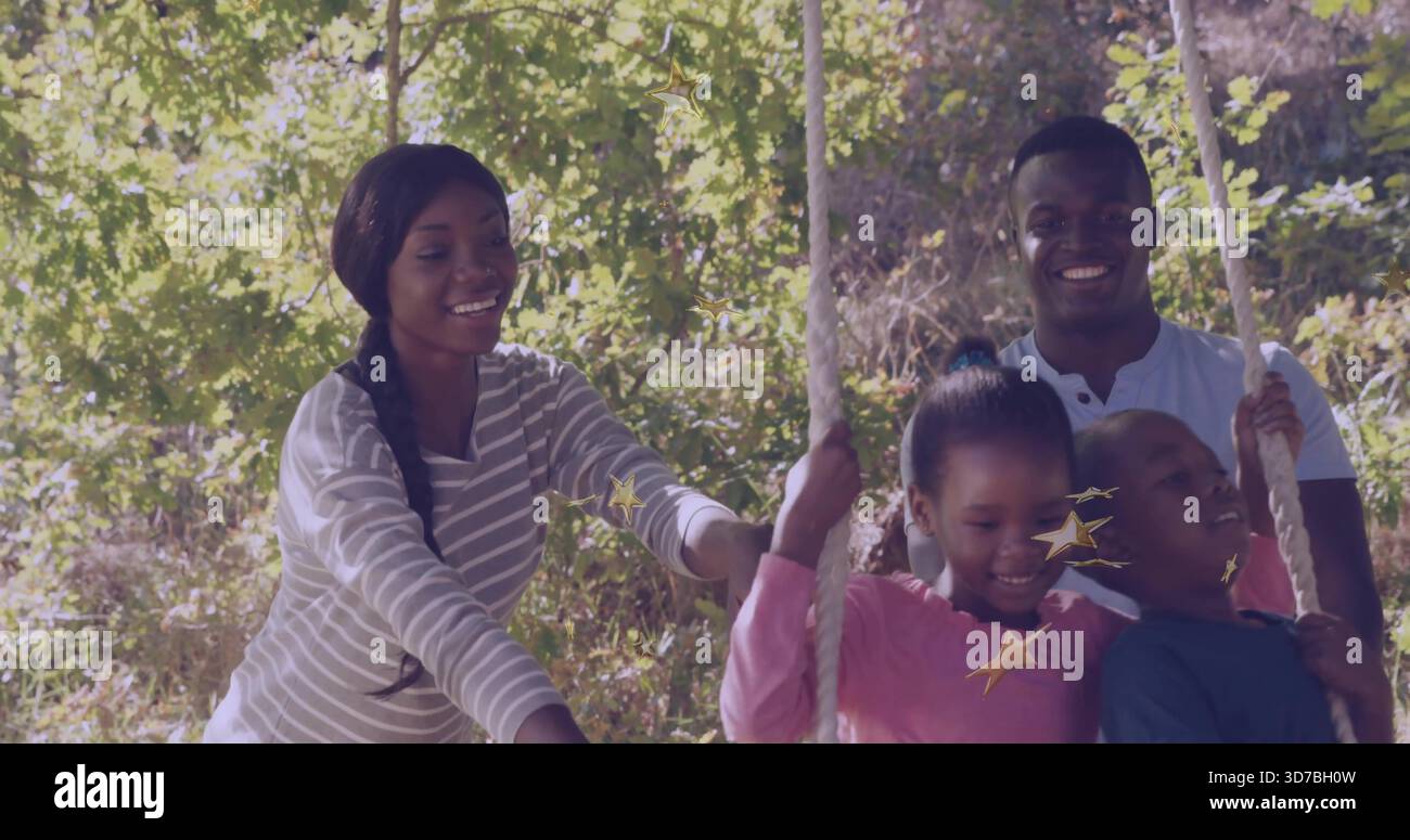 Parents debout dans des sommets rayés et légers balançant la corde au parc, les enfants tenant des cordes, des étoiles Banque D'Images