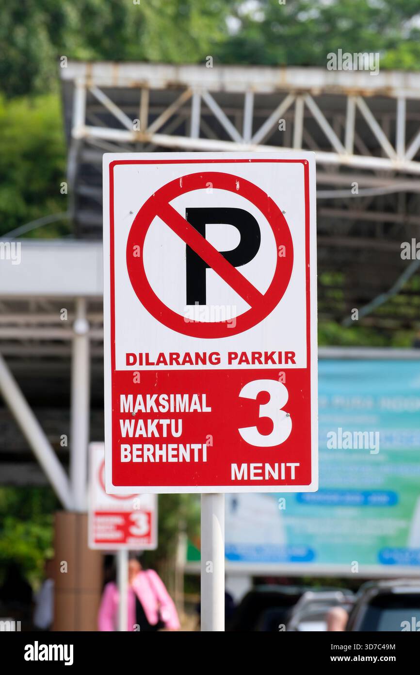 Pas de panneau de stationnement à l'aéroport en indonésien Banque D'Images
