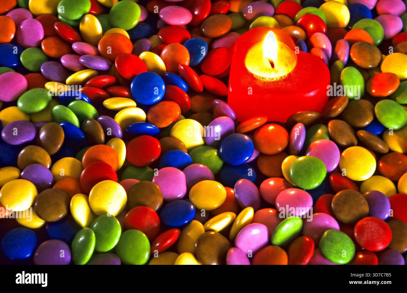 Bougie de coeur sur un lit de bonbons bonbons Banque D'Images