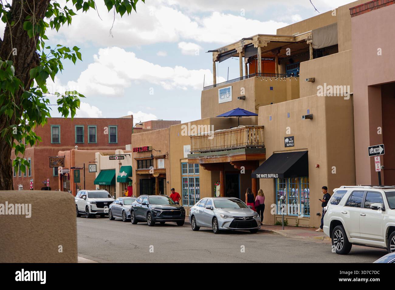 Downtown Santa Fe montrant des voitures et des piétons à Santa Fe, Nouveau Mexique, États-Unis Banque D'Images
