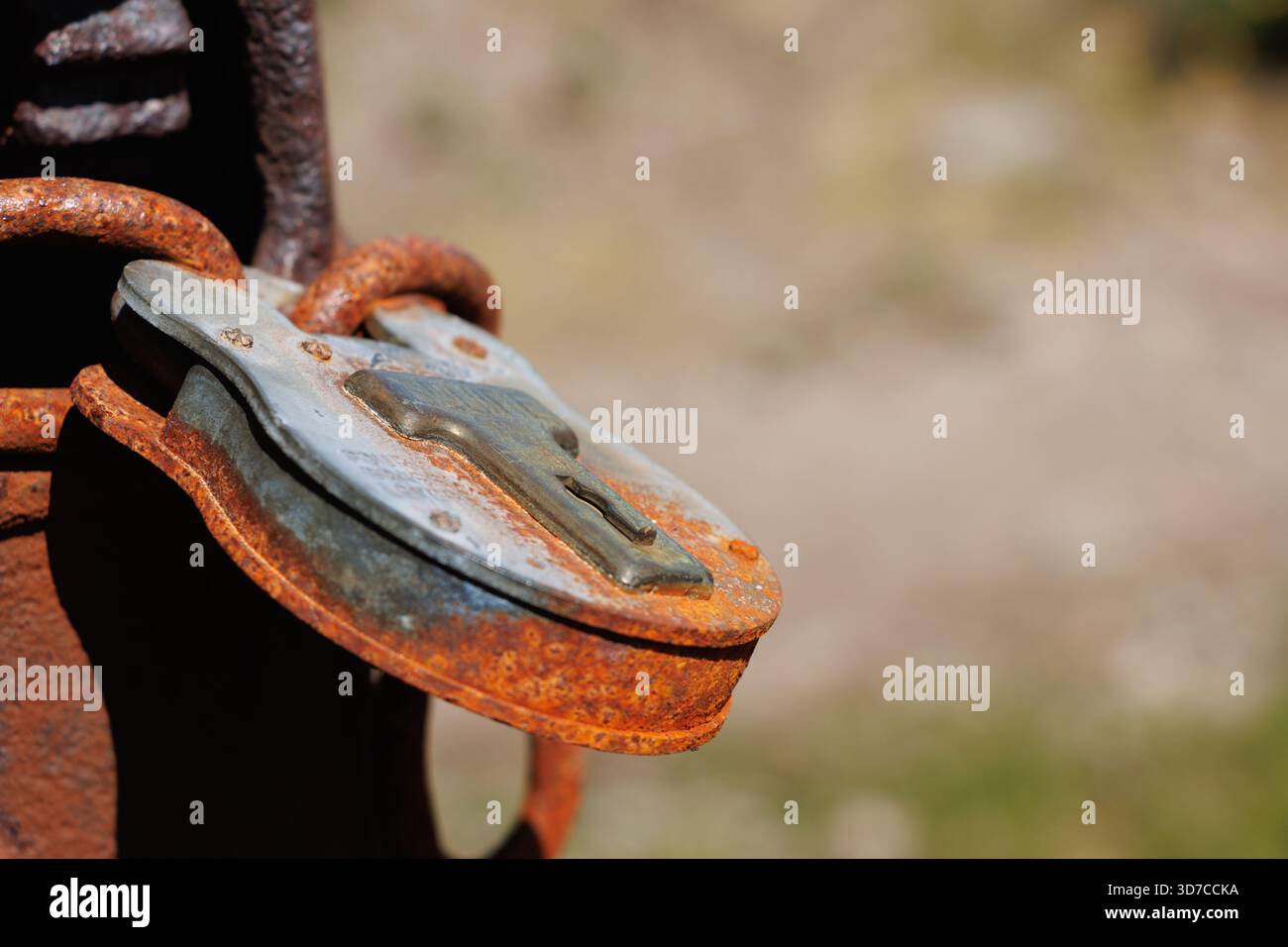 Gros plan du cadenas rouillé en métal à l'ancienne sur le poteau de porte Banque D'Images