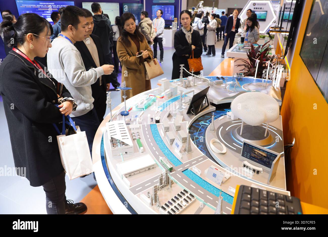 Wuhan, China.22th novembre 2025. La China 5G+ Industry Internet Conference débute à Wuhan, capitale de la province du Hubei, au centre de la Chine, le 22 novembre 2025. La conférence s’est concentrée sur l’intégration en profondeur des technologies de pointe, notamment la 5G, l’IA, les mégadonnées et l’Internet industriel, et a démontré la pratique innovante des nouvelles technologies, des nouveaux scénarios et des nouveaux modèles dans la transformation et la modernisation de l’industrie manufacturière. Crédit : Zhang Chang/China News Service/Alamy Live News Banque D'Images