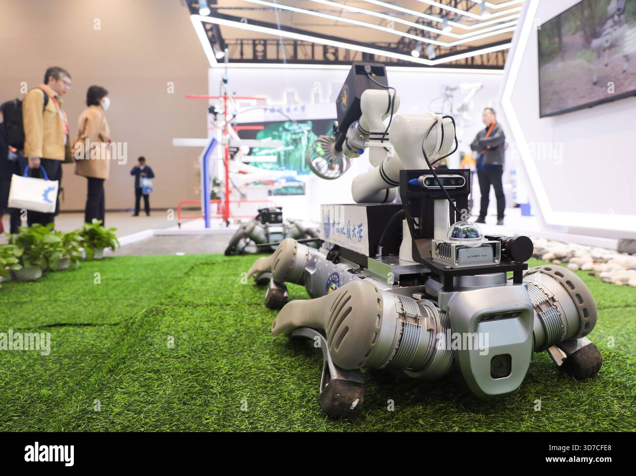 Les robots utilisés pour l'exploration sont exposés à la conférence. Wuhan, China.22th novembre 2025. La China 5G+ Industry Internet Conference débute à Wuhan, capitale de la province du Hubei, au centre de la Chine, le 22 novembre 2025. La conférence s’est concentrée sur l’intégration en profondeur des technologies de pointe, notamment la 5G, l’IA, les mégadonnées et l’Internet industriel, et a démontré la pratique innovante des nouvelles technologies, des nouveaux scénarios et des nouveaux modèles dans la transformation et la modernisation de l’industrie manufacturière. Crédit : Zhang Chang/China News Service/Alamy Live News Banque D'Images