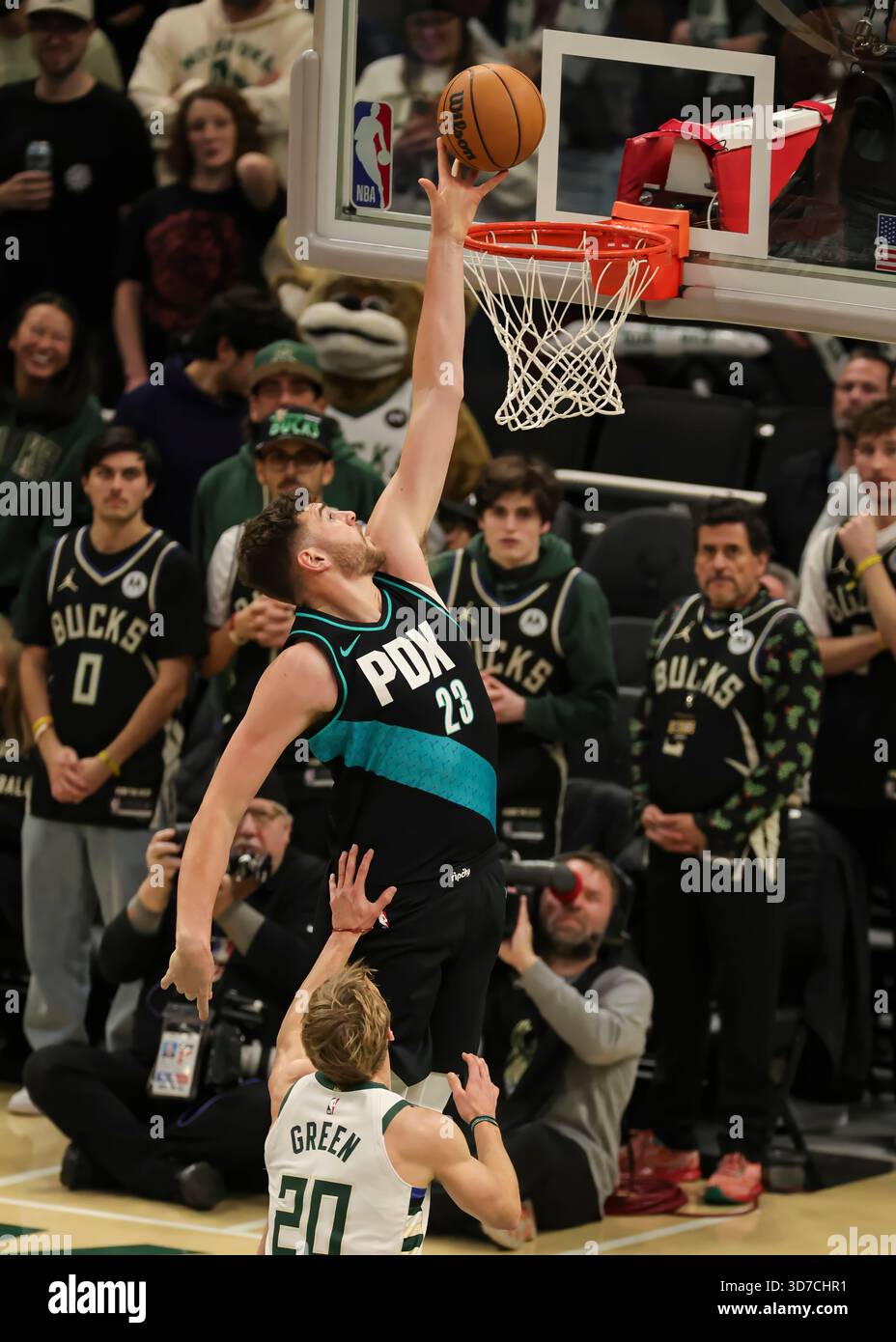 Milwaukee, États-Unis. 24 novembre 2025. Donovan Clingan de Portland Trail Blazers (en haut) monte dans le panier lors du match de saison régulière NBA 2025-2026 entre Portland Trail Blazers et Milwaukee Bucks à Milwaukee, aux États-Unis, le 24 novembre 2025. Crédit : Joel Lerner/Xinhua/Alamy Live News Banque D'Images