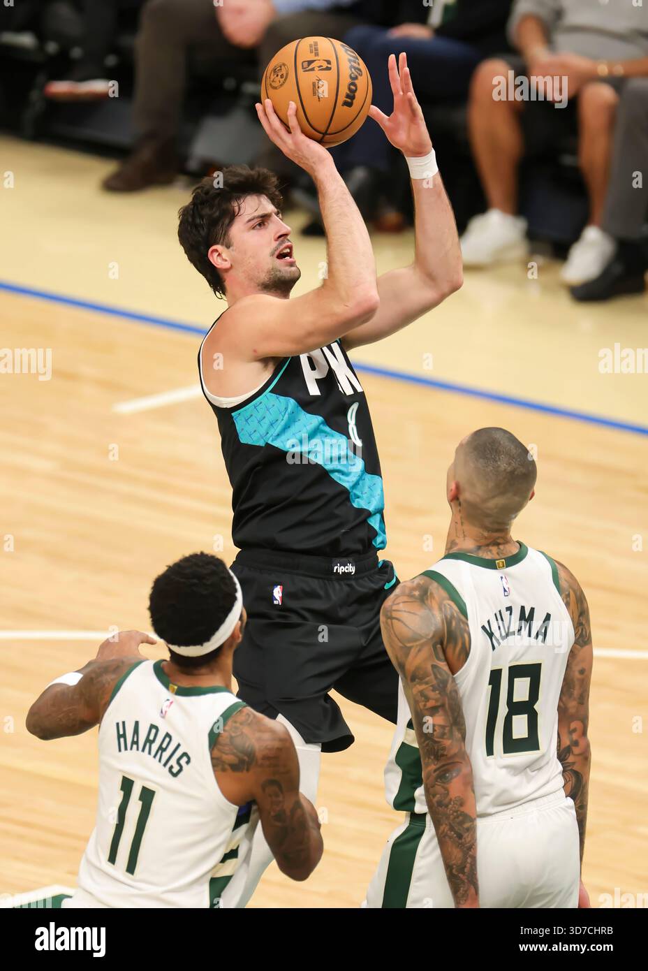 Milwaukee, États-Unis. 24 novembre 2025. Deni Avdija de Portland Trail Blazers (en haut) tire le ballon lors du match de saison régulière de la NBA 2025-2026 entre Portland Trail Blazers et Milwaukee Bucks à Milwaukee, aux États-Unis, le 24 novembre 2025. Crédit : Joel Lerner/Xinhua/Alamy Live News Banque D'Images