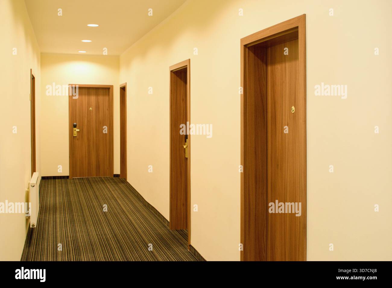 Couloir de la maison, entrée des chambres, portes Banque D'Images