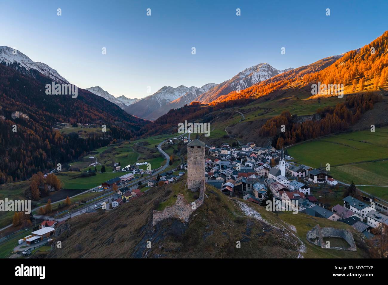 Coucher de soleil automnal sur la ville et tour médiévale d'Ardez au coucher du soleil. Scuol, canton de Graubünden, district de Inn, basse-Engadine, Suisse, Europe. Banque D'Images