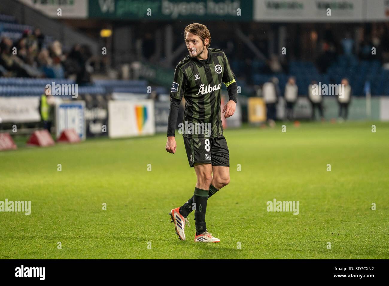 Randers, Danemark. 24 novembre 2025. Rasmus Falk (8) de Odense BK vu lors du match de Superliga 3F entre Randers FC et Odense BK au Cepheus Park à Randers. Banque D'Images