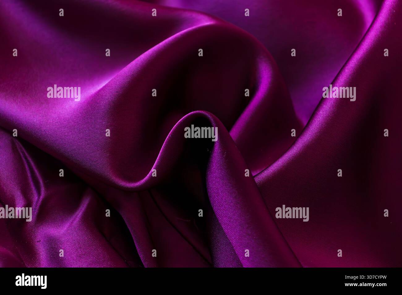 Noir foncé Bordeaux profond rubis cerise violet prune violet fond abstrait. Tissu velours satiné de soie. Luxe élégant riche Banque D'Images