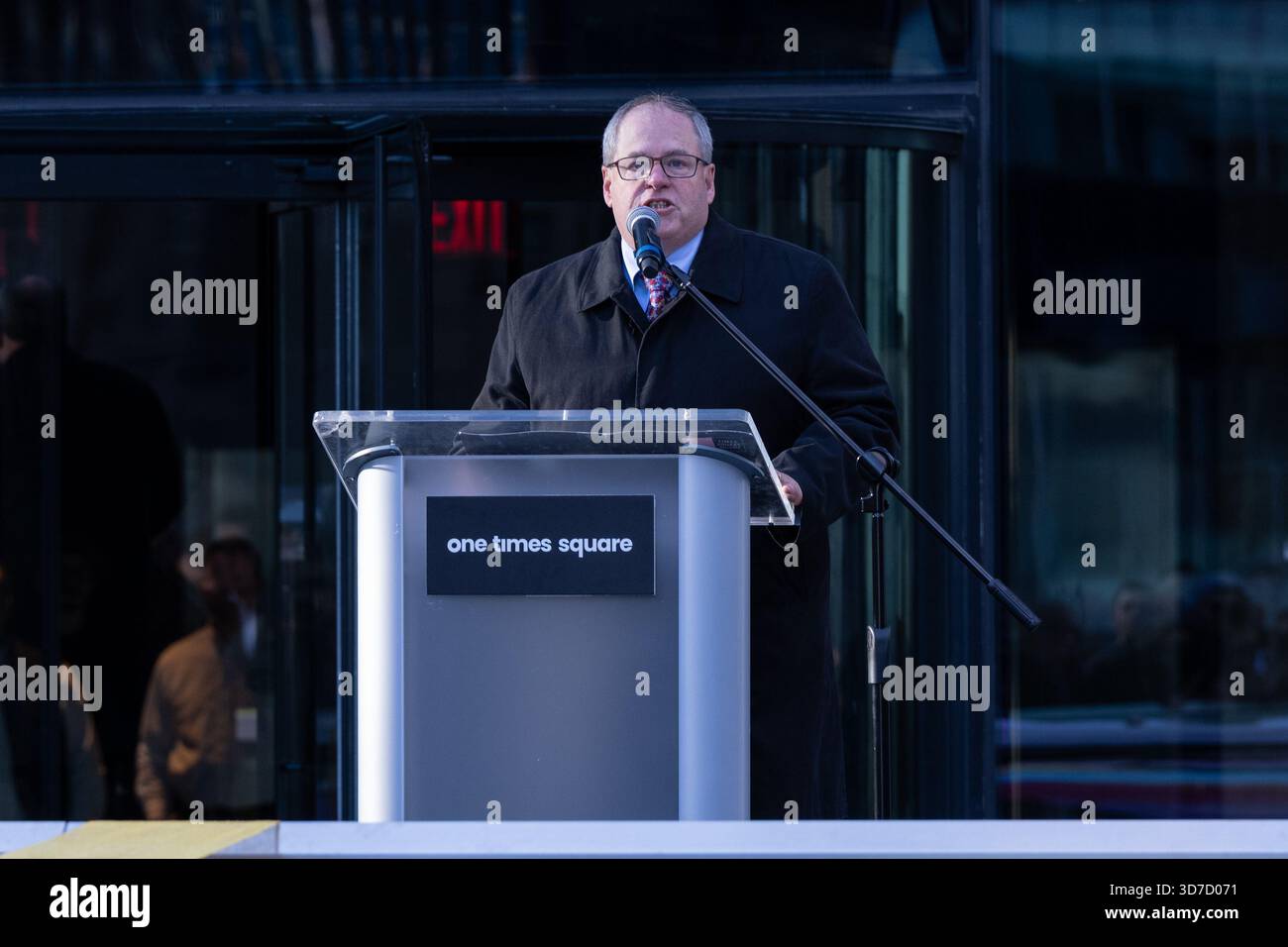 New York, États-Unis. 24 novembre 2025. Tom Harris, président de Times Square Alliance, prononce une allocution lors du dévoilement du tout nouveau bal du nouvel an de Times Square lors d'une présentation de presse au sommet du One Times Square à New York, NY, le 24 novembre 2025. Nouvelle boule faite de 5 280 cristaux de Waterford et pesant 12 350 livres crédit : lev Radin/Alamy Live News Banque D'Images