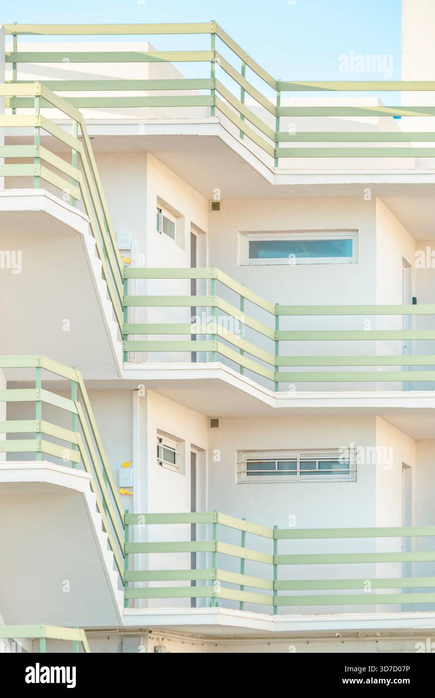 Détail architectural abstrait des escaliers extérieurs et des balcons d'un immeuble blanc à Port Leucate, France, avec des garde-corps vert pastel Banque D'Images