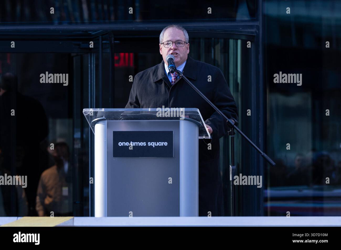 Bronx, New York, États-Unis. 24 novembre 2025. Tom Harris, président de Times Square Alliance, prononce une allocution lors du dévoilement du tout nouveau bal du nouvel an de Times Square lors d'une présentation de presse au sommet du One Times Square à New York, NY, le 24 novembre 2025. Nouvelle boule faite de 5 280 cristaux de Waterford et pesant 12 350 livres (crédit image : © Lev Radin/ZUMA Press Wire) USAGE ÉDITORIAL SEULEMENT ! Non destiné à UN USAGE commercial ! Banque D'Images